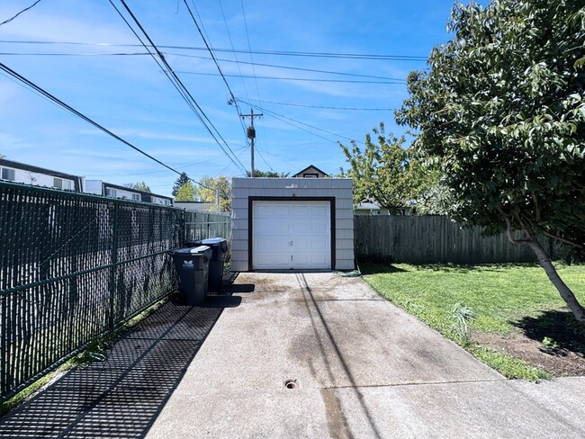 Building Photo - 540 Van Buren St