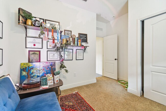 Building Photo - Spacious 4 Bed, 2 Bath Single Family Home ...