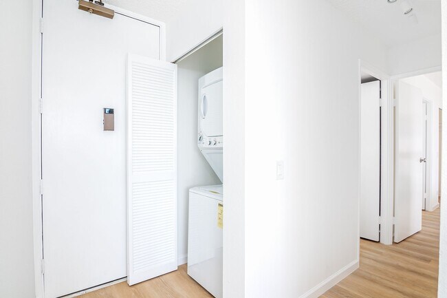 Building Photo - Beautifully Remodeled and Fully furnished 2 Bed 1.5 1 parking.  Available between March-Nov 30th