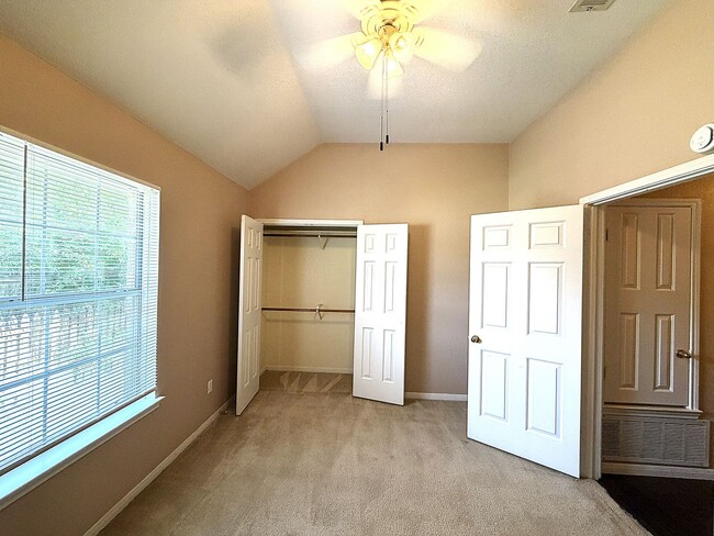 Building Photo - 405 Gina Dr