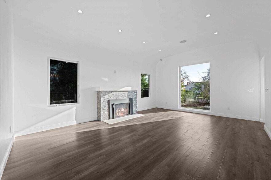 Building Photo - 1621 Hi Point St