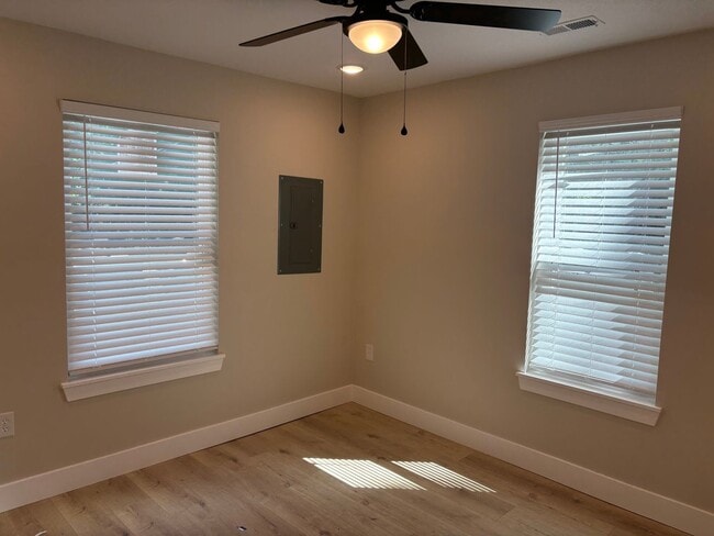 Building Photo - Beautifully Remodeled 2 Bed 1 Bath House