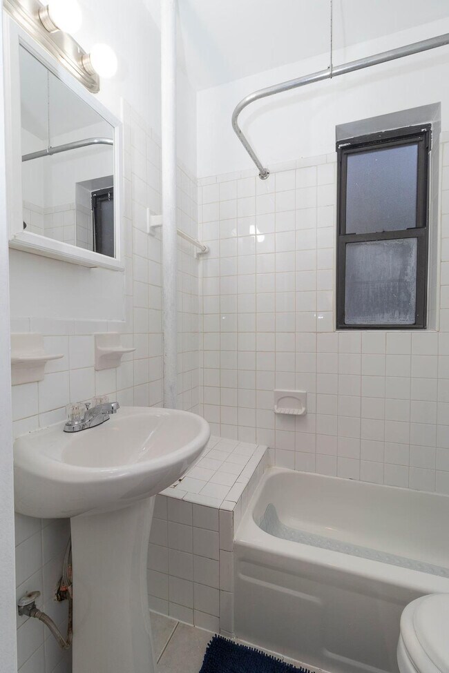 Building Photo - 331 E 92nd St