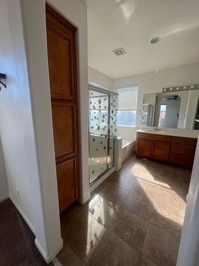 Building Photo - Spacious 4 Bed, 3 Bath Home in Madera – Pe...