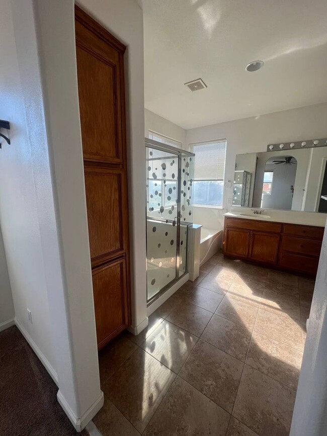 Building Photo - Summer Special $200 OFF!!!! 1st Month Rent!!!