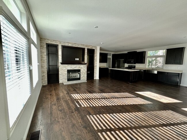 Building Photo - Brand New in town 3 bedroom
