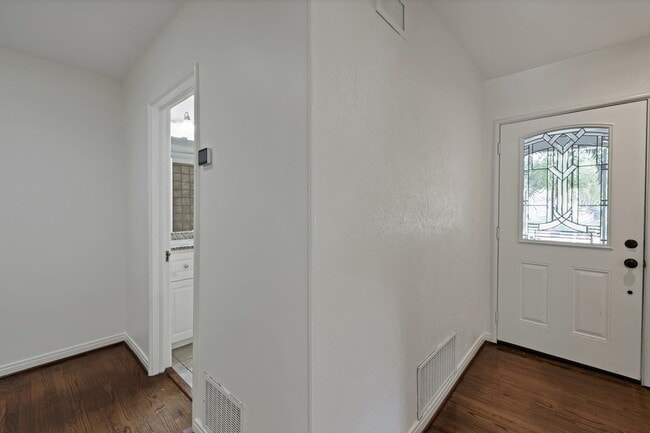 Building Photo - 3414 Westcliff Rd S