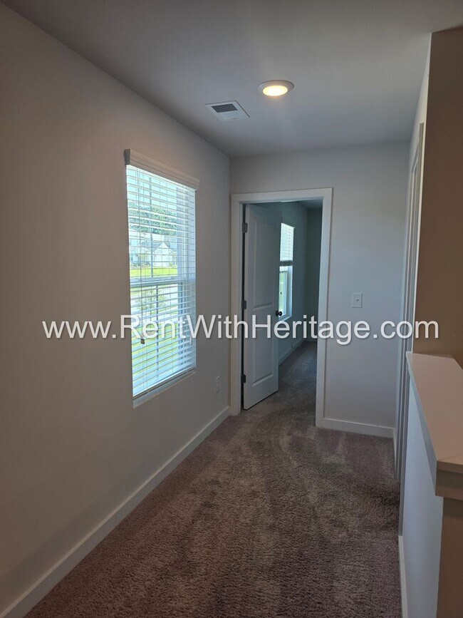 Building Photo - 8650 Paradise Dr