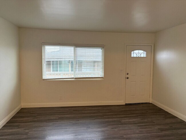 Building Photo - For Lease 2+1 Upstairs Duplex Ventura, CA