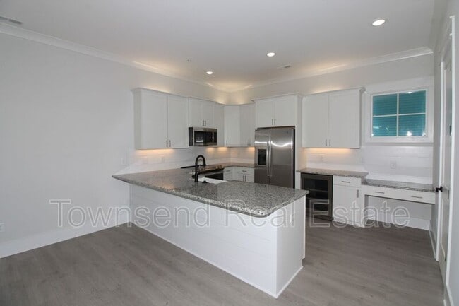 Building Photo - 209 Fairway Dr