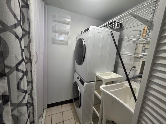 Building Photo - 2425 Arbor Ct