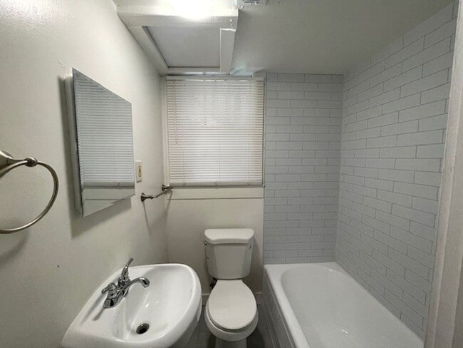 Building Photo - CHARMING MAIN LEVEL 1 BEDROOM APT NEAR THE LOVELY MARYVILLE COLLEGE CAMPUS