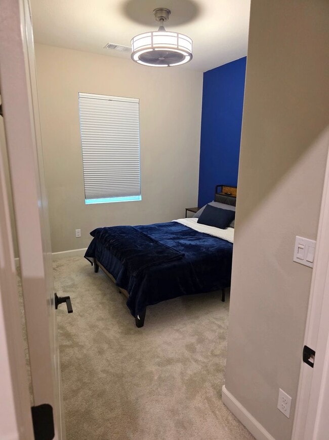 Building Photo - Gorgeous highly upgraded townhome in the b...