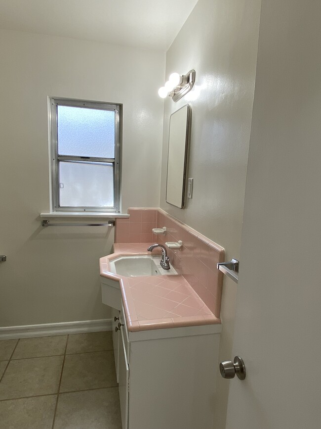 Building Photo - 1820 Verdugo Loma Dr