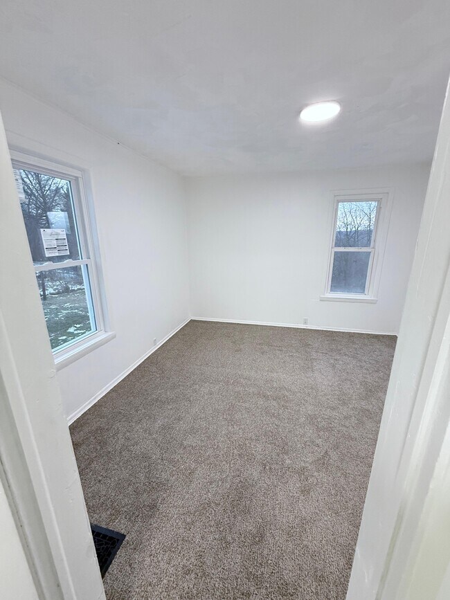 Building Photo - 537 McCully St