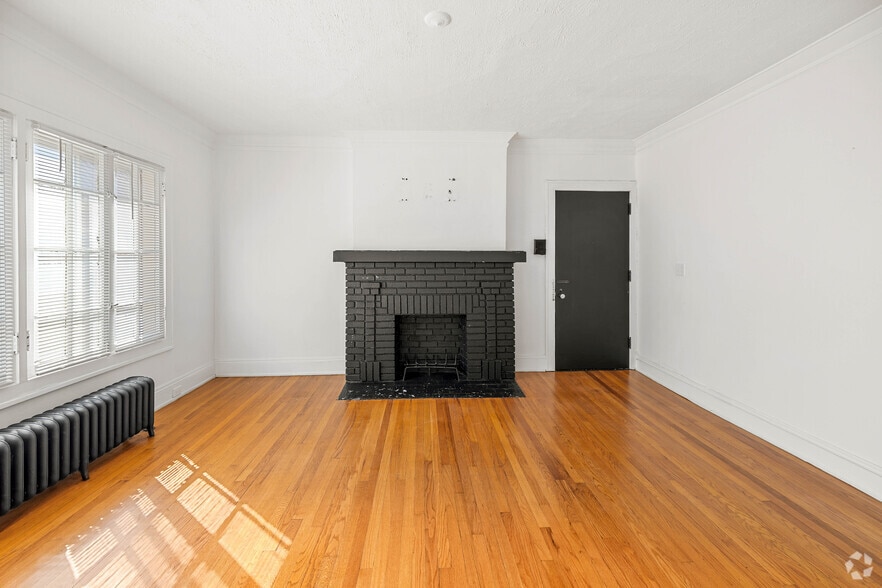 1BR, 1BA - 950SF- Living Room - Lakeview