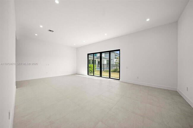 Building Photo - 5718 Ashwood Cir