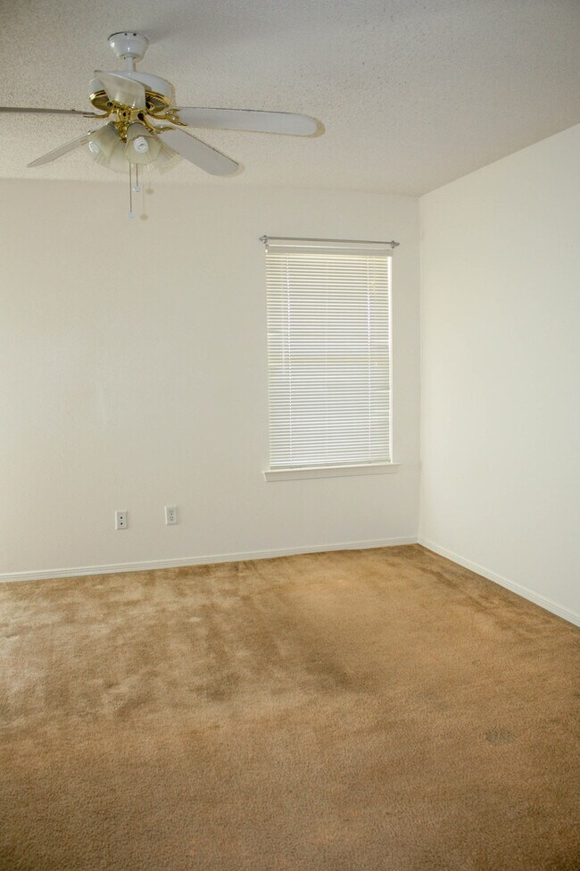 Building Photo - PRICED TO RENT QUICKLY !!