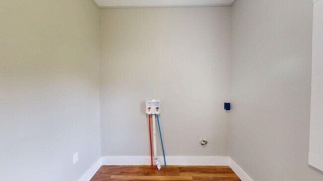 Building Photo - Madison/West Blvd neighborhood: 3 bedroom/1 bath single family home.