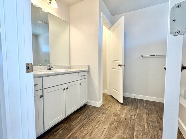 Building Photo - West Jordan 3-Bedroom Home - Clean, Cozy & Convenient