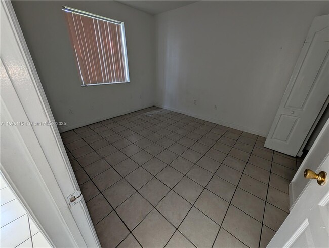 Building Photo - 1568 SE 26th St