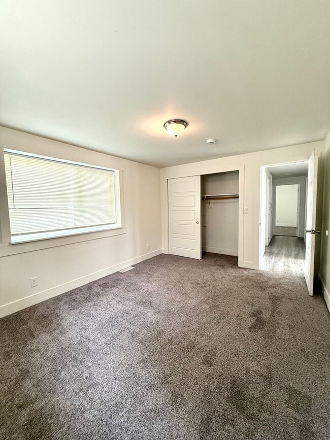 Building Photo - Stylish 2-Bed Tacoma Home