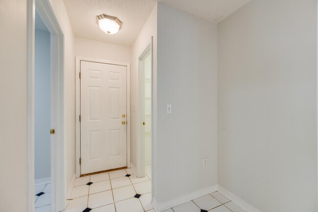 Building Photo - 2803 MacGregor Ln