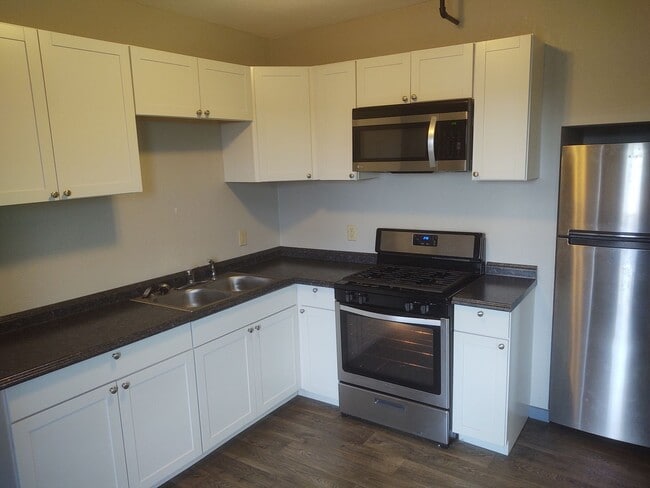 Building Photo - 611 N Perry St