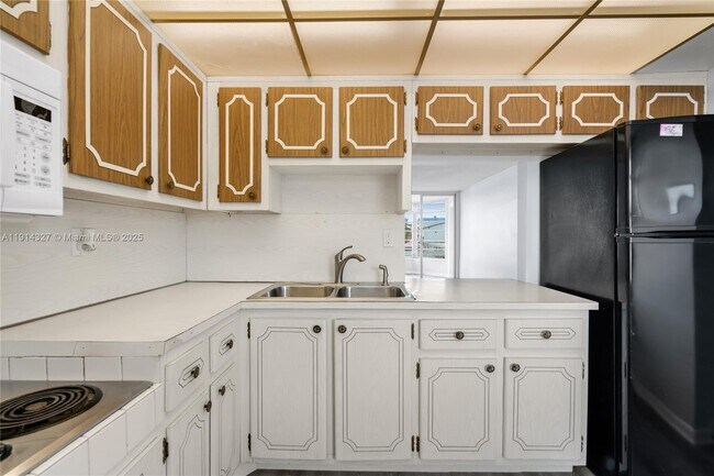 Building Photo - 1300 NE 191st St