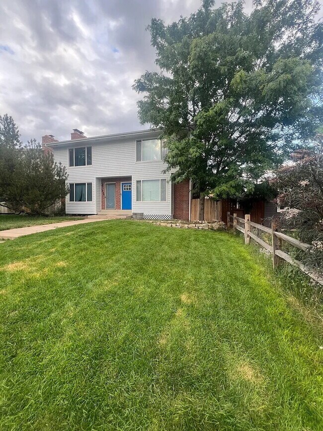 Building Photo - "Charming Duplex Retreat on Inca Street – Spacious 3-Bedroom Haven with 2.5 Baths in Englewood!"