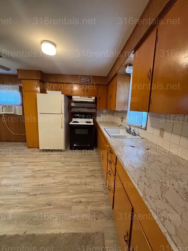 Building Photo - Two bed one bath available NOW!