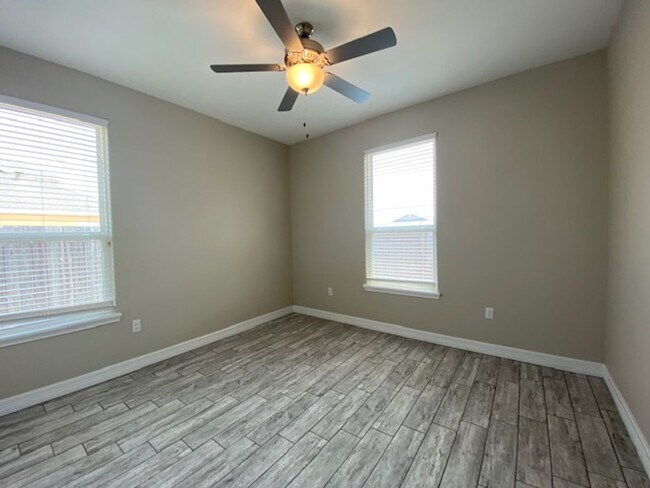 Building Photo - DCR642