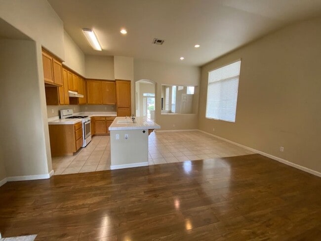 Building Photo - ~Beautiful 3 Bed 2 Bath House in Santa Rosa~
