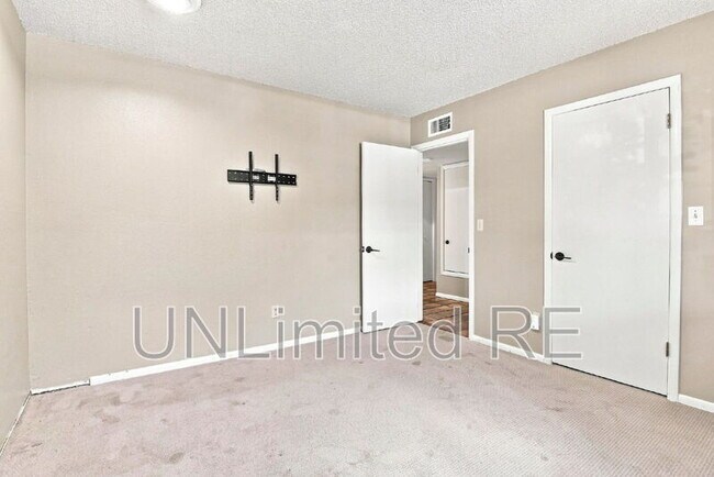 Building Photo - 2700 W Lynette Dr