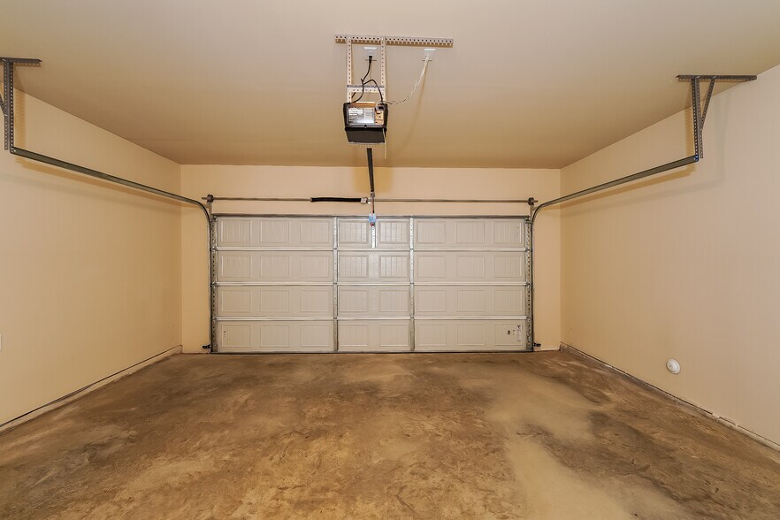 Building Photo - 525 Clover Cir
