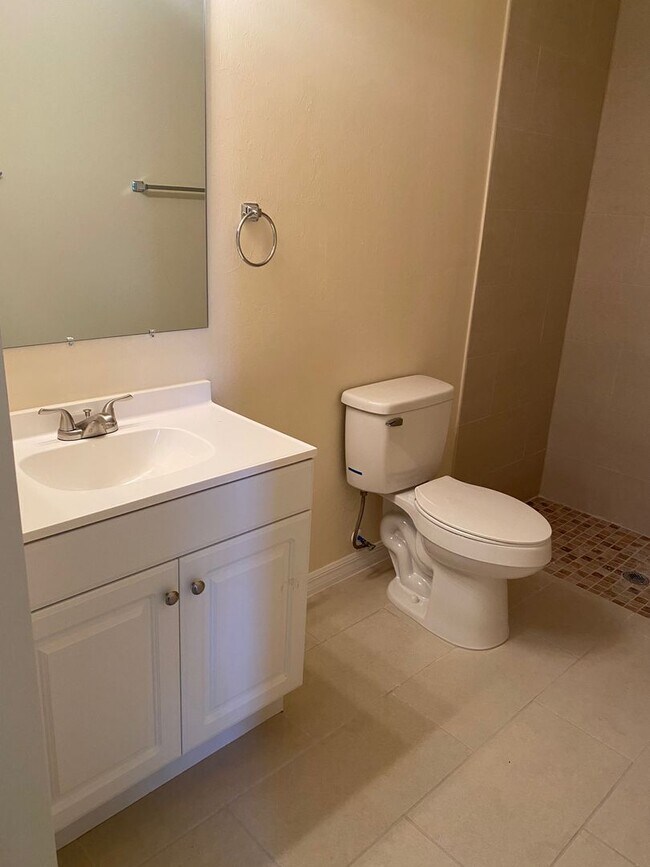 Building Photo - Like New Duplex with 3 Bedroom, 2 Bath and Garage