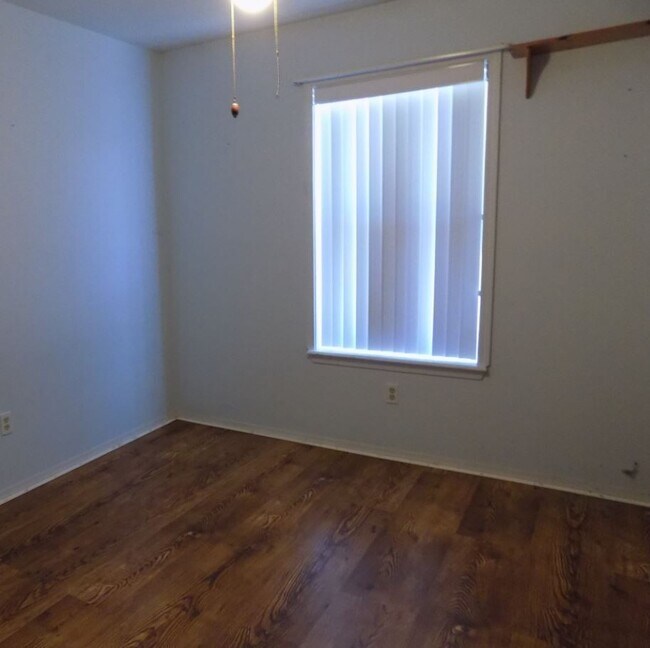 Building Photo - 502 Laura Ct