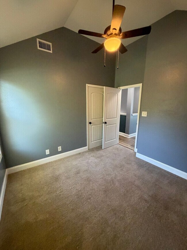 Building Photo - Large 4 Bedroom 2 1/2 Bath Pet Friendly Home For Rent!
