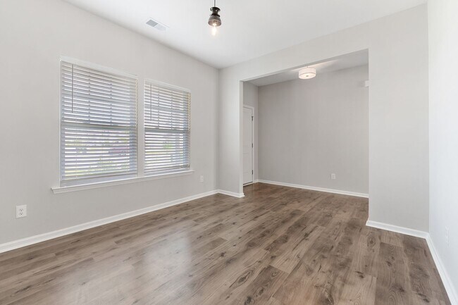 Building Photo - Easy Living in North Creek Village!