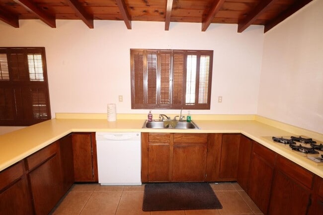 Building Photo - 3 Bedroom 2 Bathroom