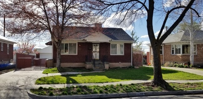Building Photo - Brick Bungalow for Rent!