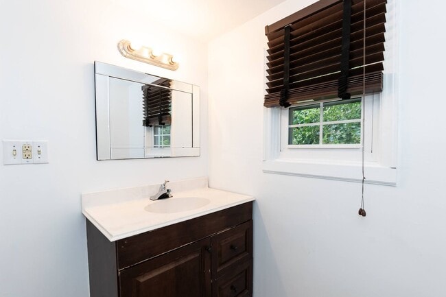 Building Photo - Three Bedroom Home!