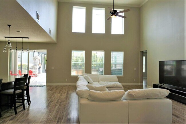 Building Photo - Orchard Hills 6 bed / 3.5 Bath - Partially Furniushed