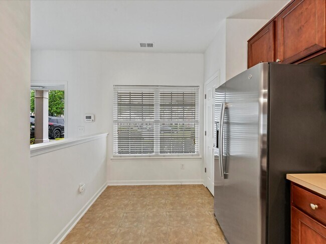 Building Photo - Spacious Townhome!