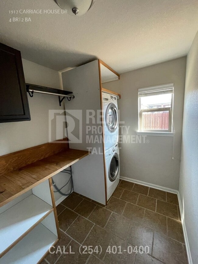 Building Photo - 1917 Carriage House Dr