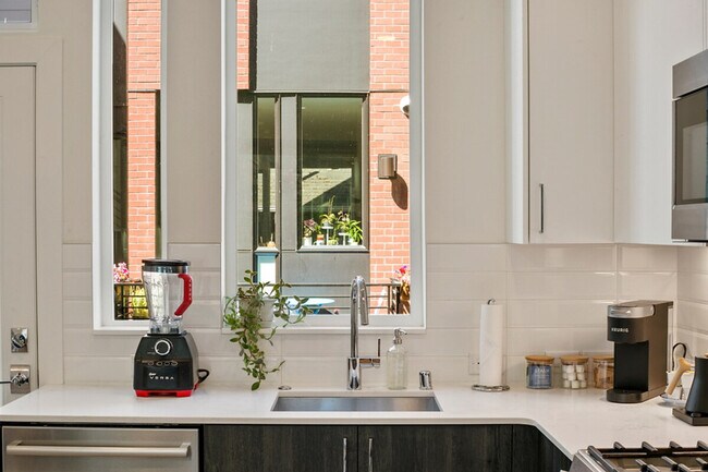 Building Photo - 516 Broadway E