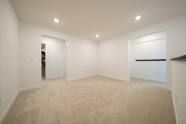 Building Photo - 17944 Hinckley Ave