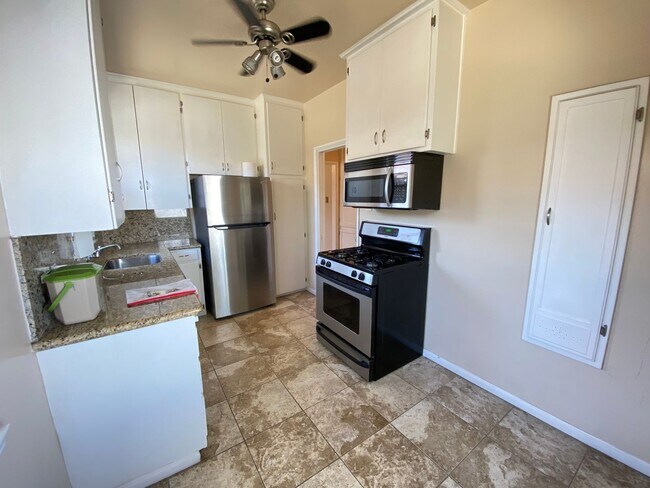 Building Photo - MOVE IN READY! Minutes from Little Italy! ...