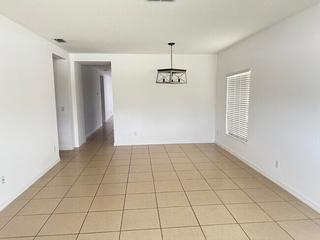 Building Photo - 477 Kestrel Dr