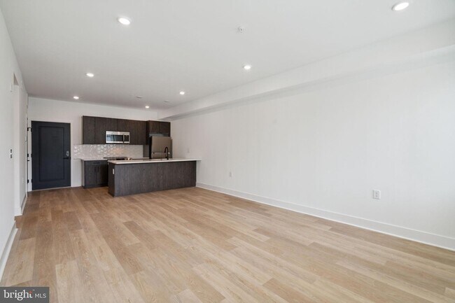 Building Photo - 1419 W Grange Ave